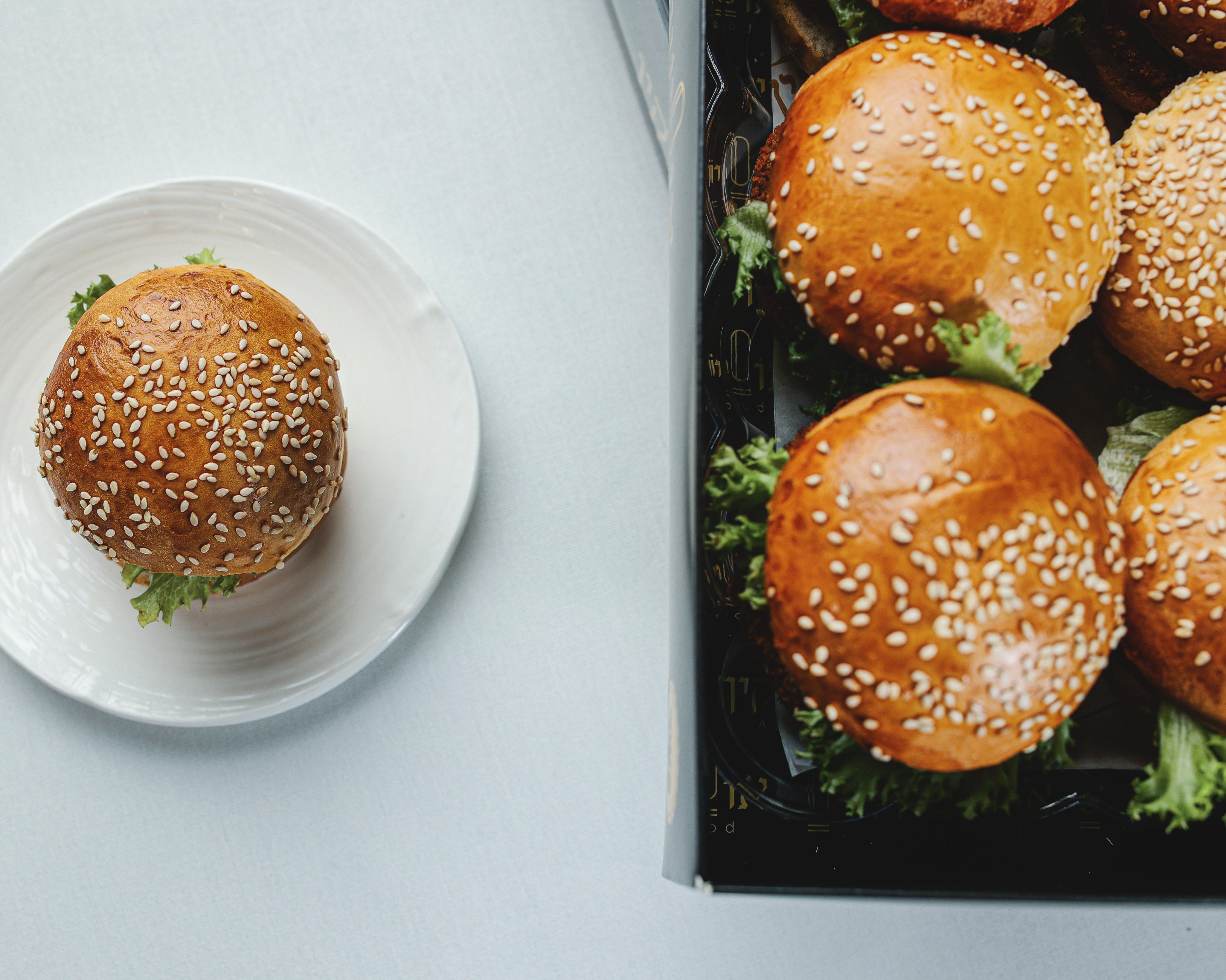 מגשי אירוח לאירועים: המדריך המלא לאירוח מושלם