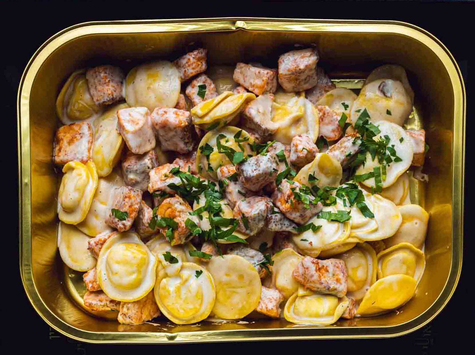 רביולי גבינה - רוטב אלפרדו סלמון