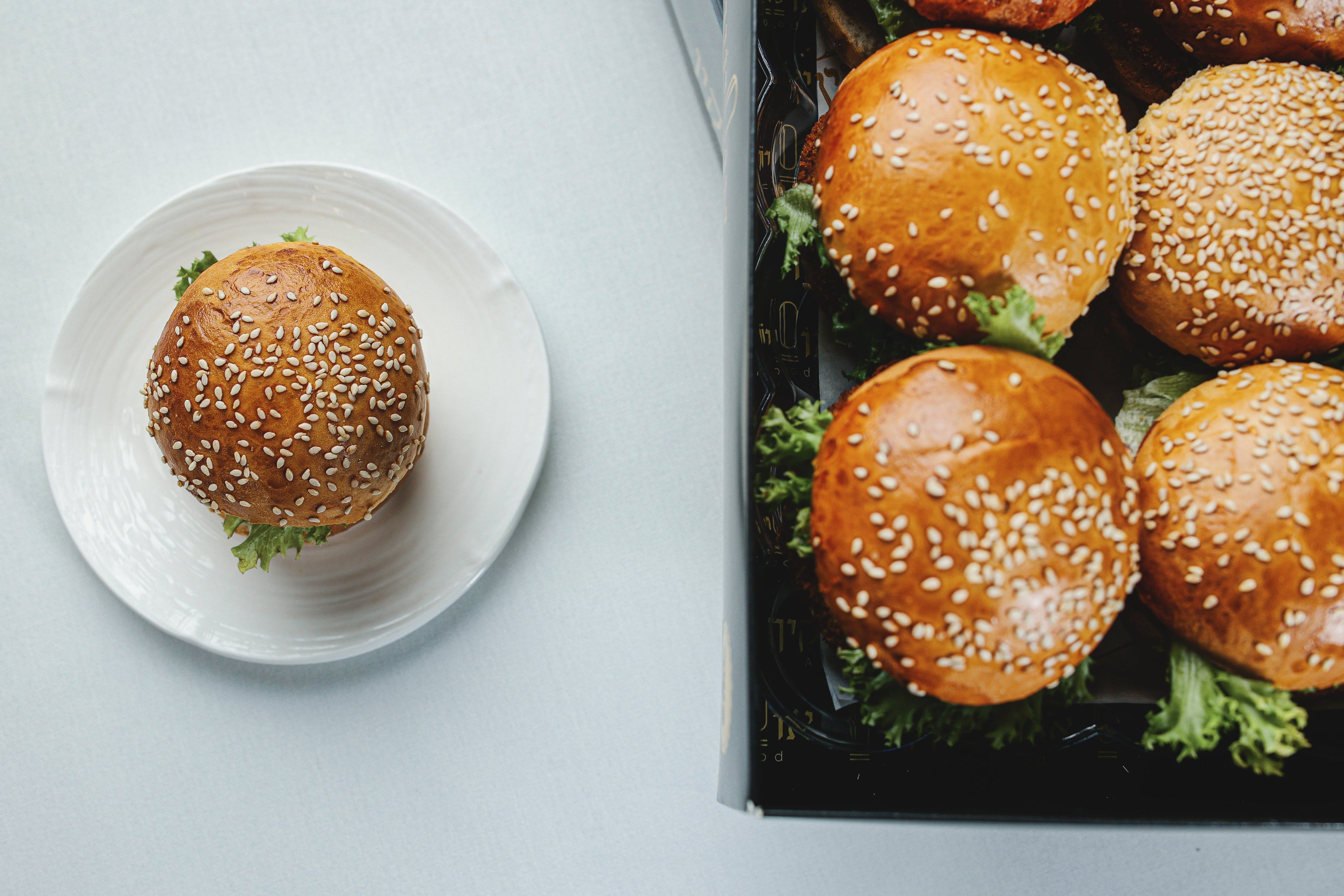 מגשי אירוח לאירועים: המדריך המלא לאירוח מושלם